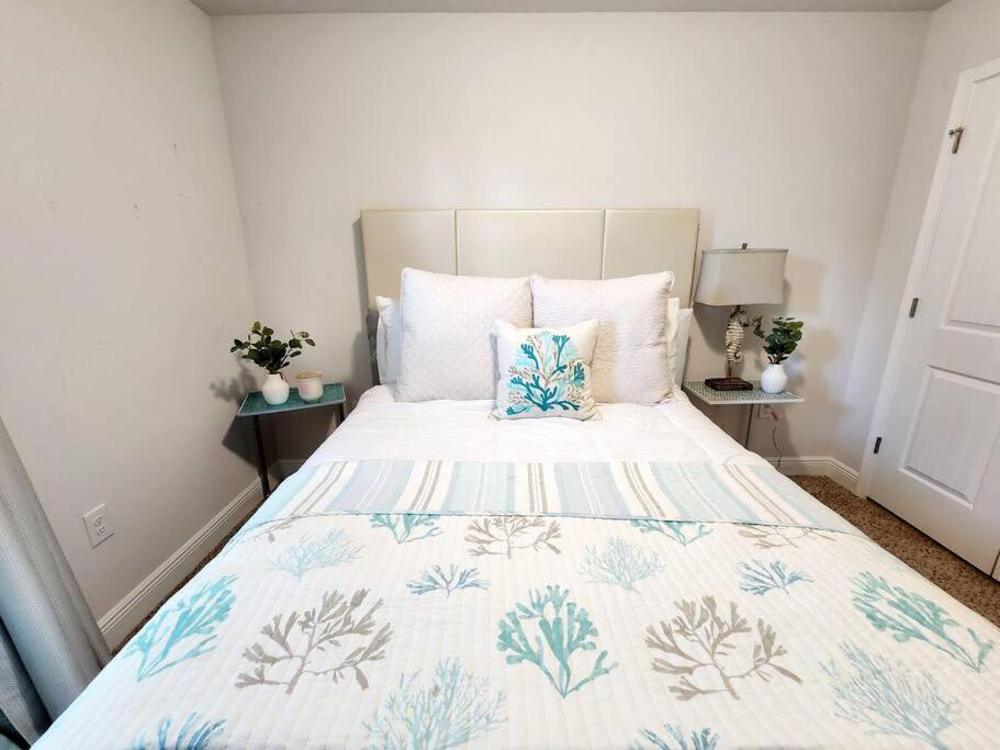 Entire Home- Gorgeous 3br Townhome Pool, Grill, Washer, Dryer, 2 Free Drive Up Spaces Sleeps 6 Close To Everything Pcb! Ferienhaus *