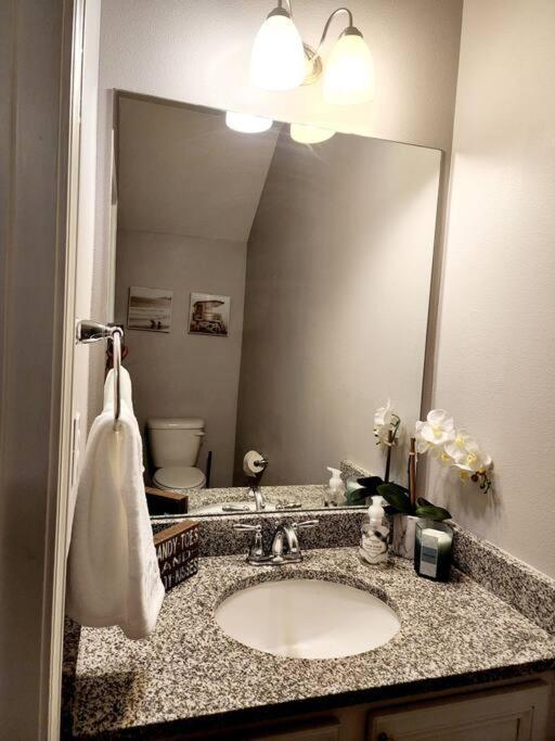 Entire Home- Gorgeous 3br Townhome Pool, Grill, Washer, Dryer, 2 Free Drive Up Spaces Sleeps 6 Close To Everything Pcb! Panama Stadt