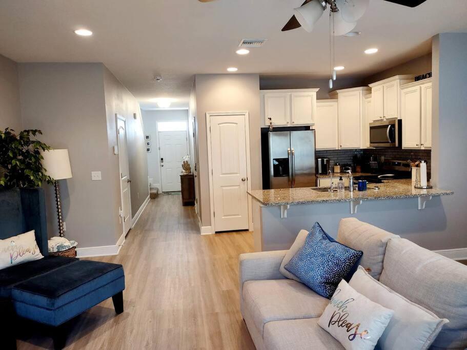 Entire Home- Gorgeous 3br Townhome Pool, Grill, Washer, Dryer, 2 Free Drive Up Spaces Sleeps 6 Close To Everything Pcb! *