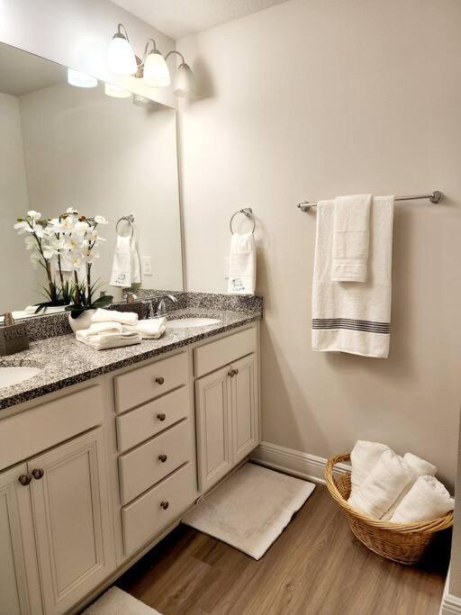 Entire Home- Gorgeous 3br Townhome Pool, Grill, Washer, Dryer, 2 Free Drive Up Spaces Sleeps 6 Close To Everything Pcb! *