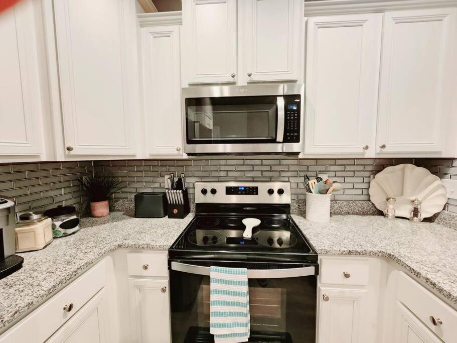Ferienhaus Entire Home- Gorgeous 3br Townhome Pool, Grill, Washer, Dryer, 2 Free Drive Up Spaces Sleeps 6 Close To Everything Pcb! *