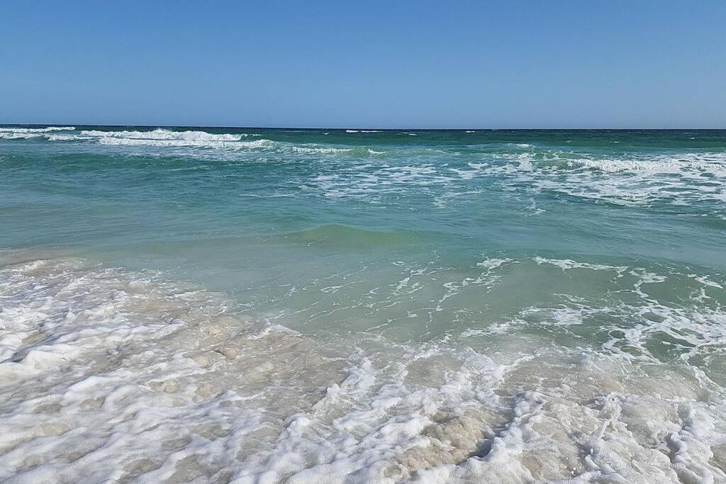 Entire Home- Gorgeous 3br Townhome Pool, Grill, Washer, Dryer, 2 Free Drive Up Spaces Sleeps 6 Close To Everything Pcb! * Panama Stadt