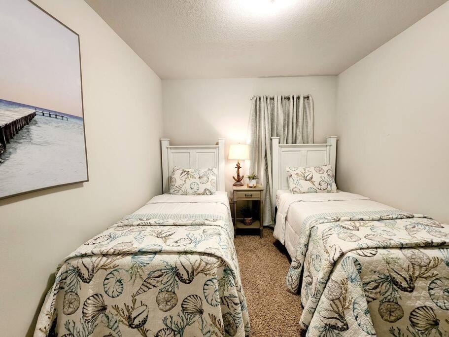 Ferienhaus Entire Home- Gorgeous 3br Townhome Pool, Grill, Washer, Dryer, 2 Free Drive Up Spaces Sleeps 6 Close To Everything Pcb!