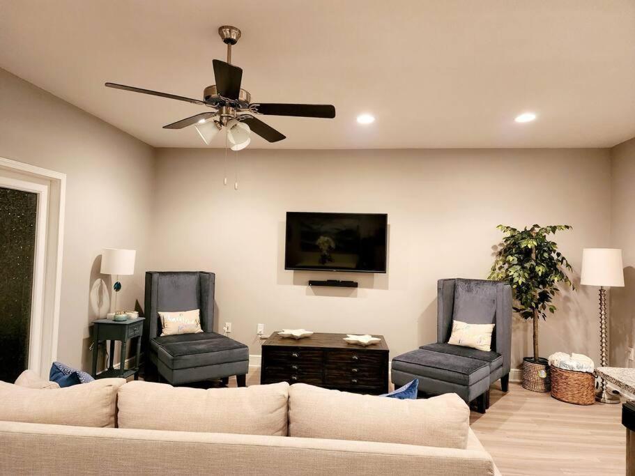 Entire Home- Gorgeous 3br Townhome Pool, Grill, Washer, Dryer, 2 Free Drive Up Spaces Sleeps 6 Close To Everything Pcb! Ferienhaus *