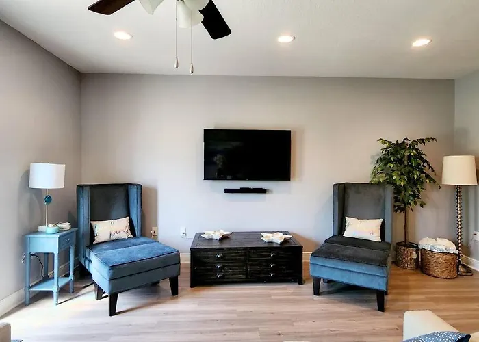Entire Home- Gorgeous 3Br Townhome Pool, Grill, Washer, Dryer, 2 Free Drive Up Spaces Sleeps 6 Close To Everything Pcb!