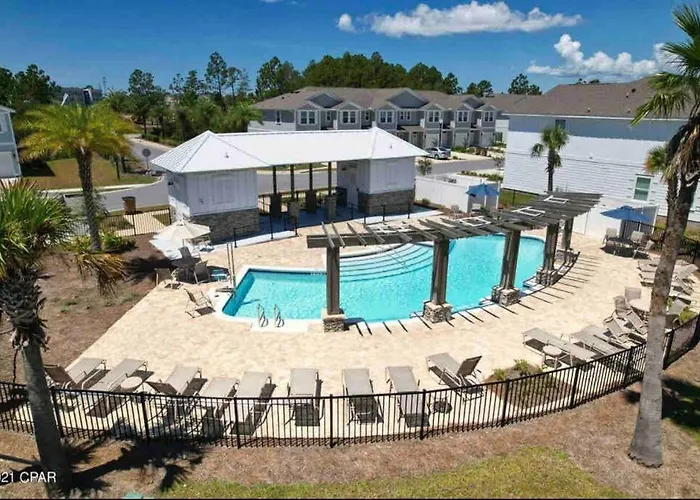 Entire Home- Gorgeous 3Br Townhome Pool, Grill, Washer, Dryer, 2 Free Drive Up Spaces Sleeps 6 Close To Everything Pcb!