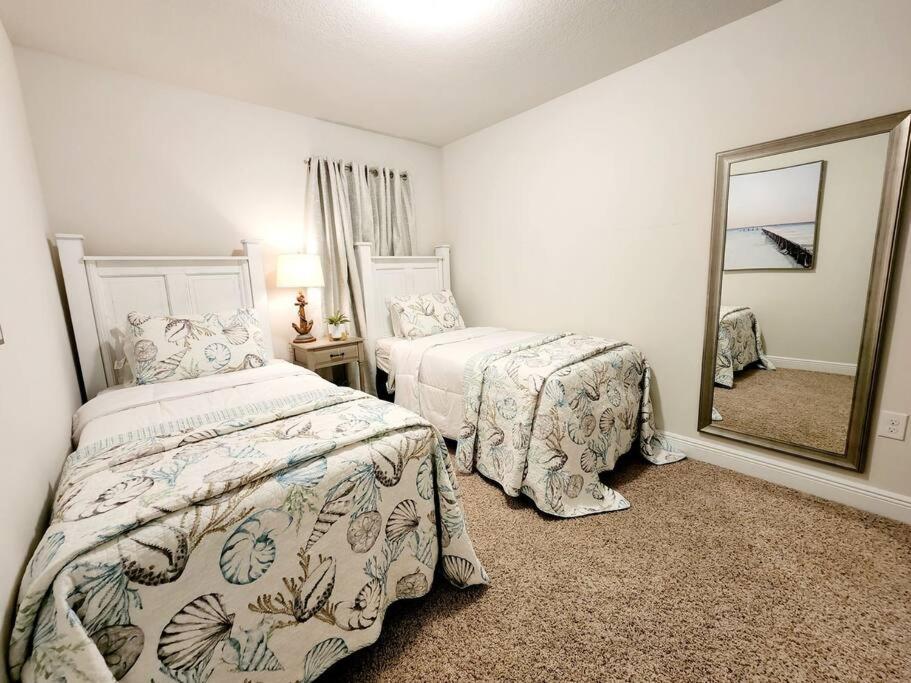 Сasa de vacaciones Entire Home- Gorgeous 3Br Townhome Pool, Grill, Wd, 2 Free Drive Up Spaces Sleeps 6 Close To Everything Pcb! Free Wifi
